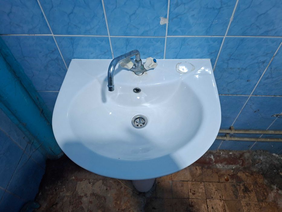 Продам умивальник з ніжкою