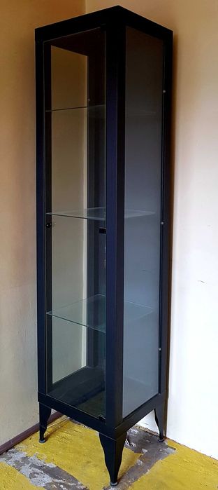 Czarna witryna regał IKEA szklane półki nowoczesny