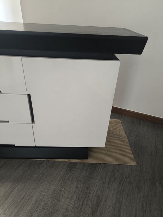 Cómoda lacada branca e wengue preta assimétrica