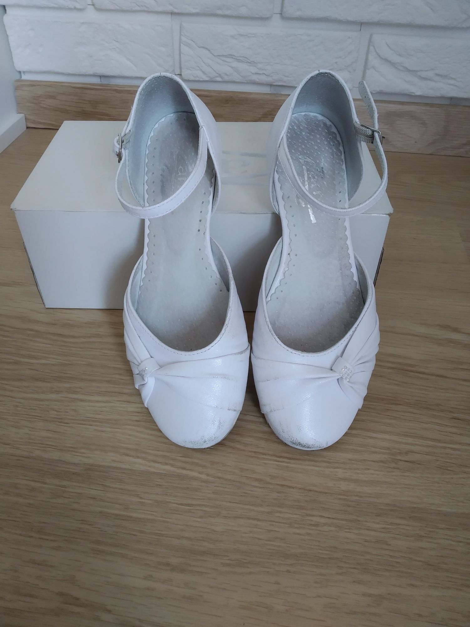 Buty białe wizytowe r. 34