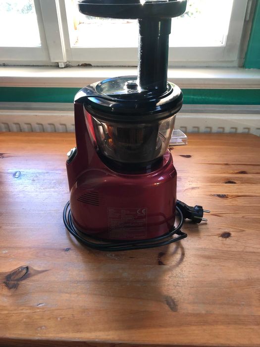 Wolnoobrotowa wyciskarka do soków Kuvings (Slowjuicer)