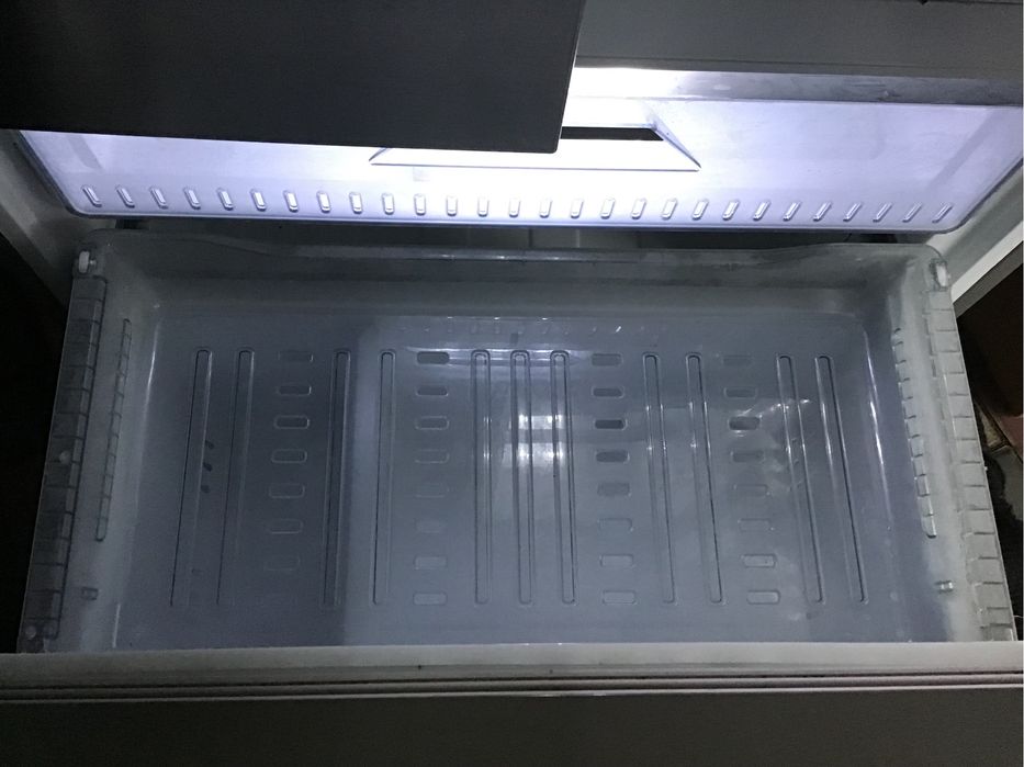 Холодильник двухкамерный, морозилка внизу , состояние нового