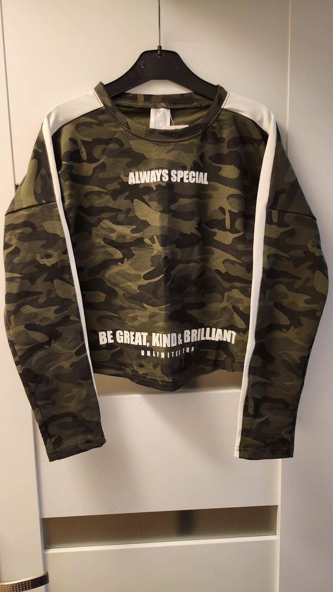 Świetna modna krótsza bluza moro napisy All for Kids