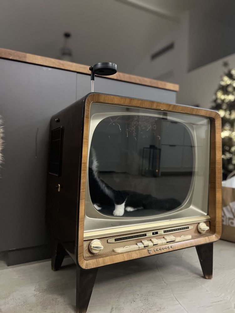 Domek dla kota z zabytkowego telewizora