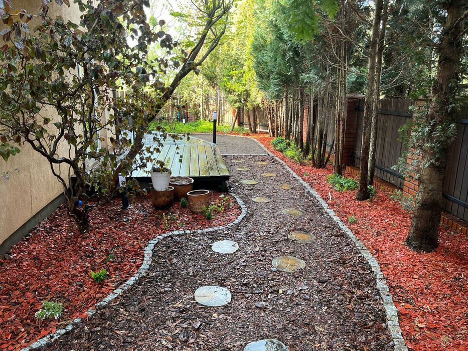 Usługi ogrodnicze , brukarskie , mycie ciśnieniowe .