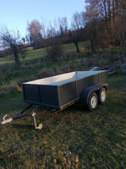 Przyczepa lekka , dwuosiowa, mocna konstrukcja ramy.