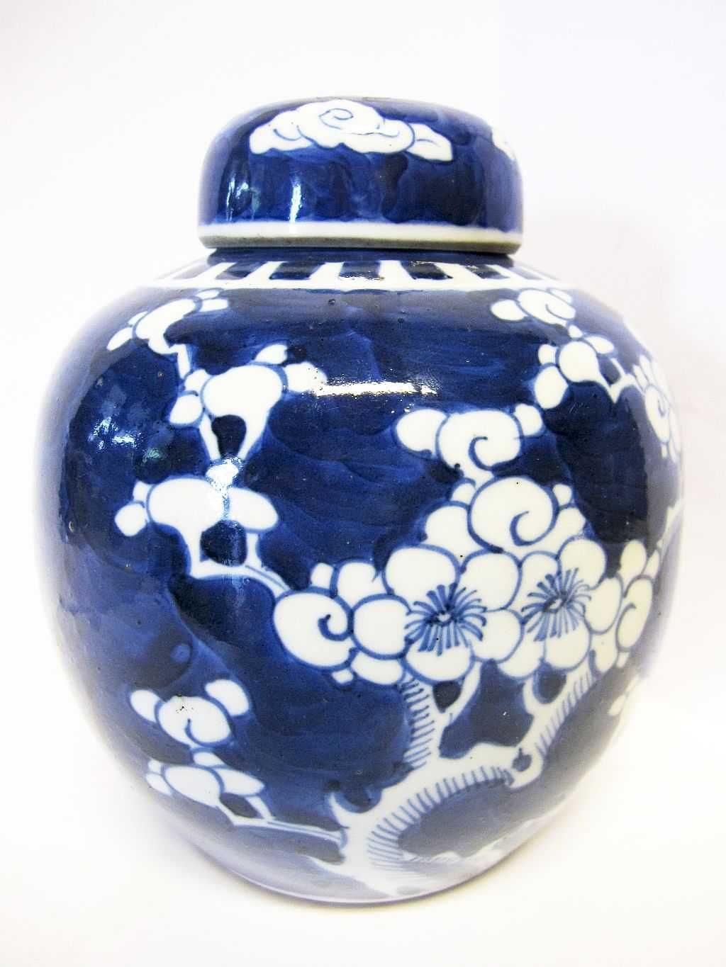 antigo pote asiático pintado à mão com flores de pêssego-azul e branco