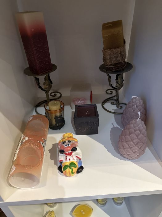 Коллекция свечей и подсвечников с разных стран мира со стеллажом Икея,