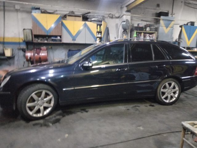 Drzwi mercedes w203 lift stan b.dobry kolor 768