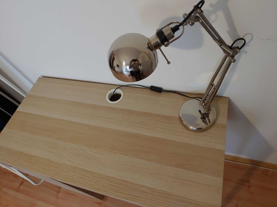 Zestaw biurko, lampa, krzesło.