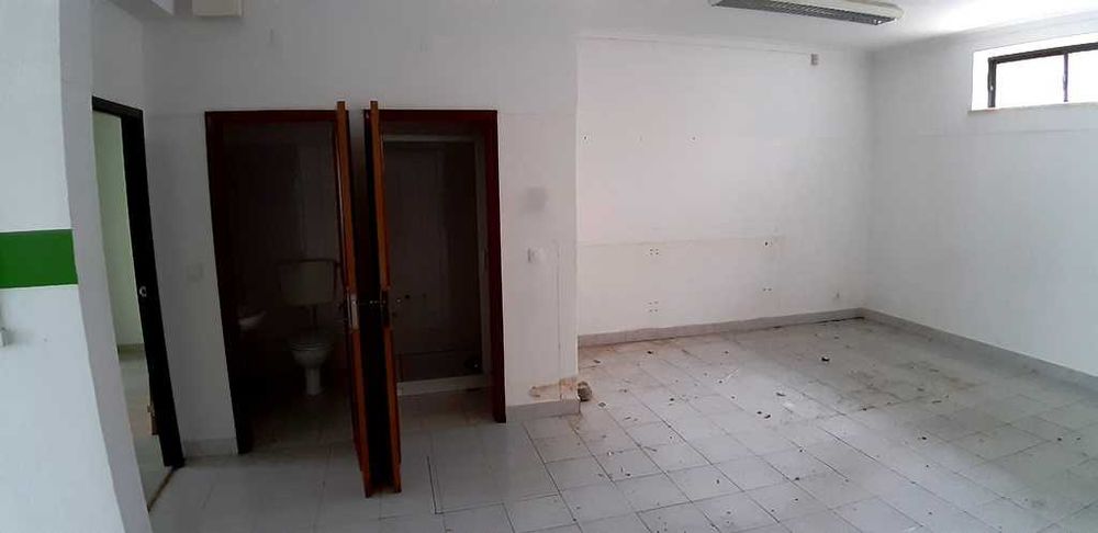 Loja  85m2 em Coselhas apta para serviços ou comércio