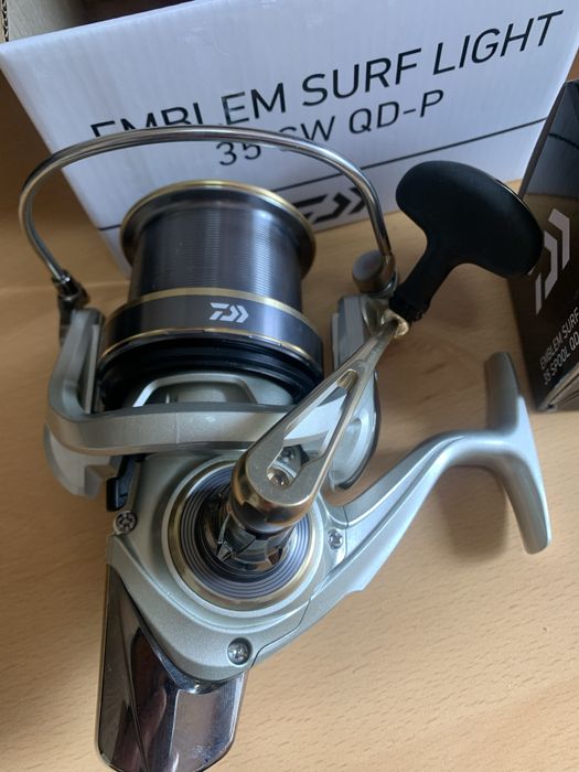 Carreto Daiwa Emblem Surf Light 35CW QD P Novo