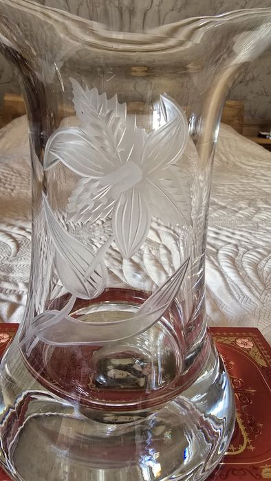 Wazon zdobiony kwiatowym szlifem