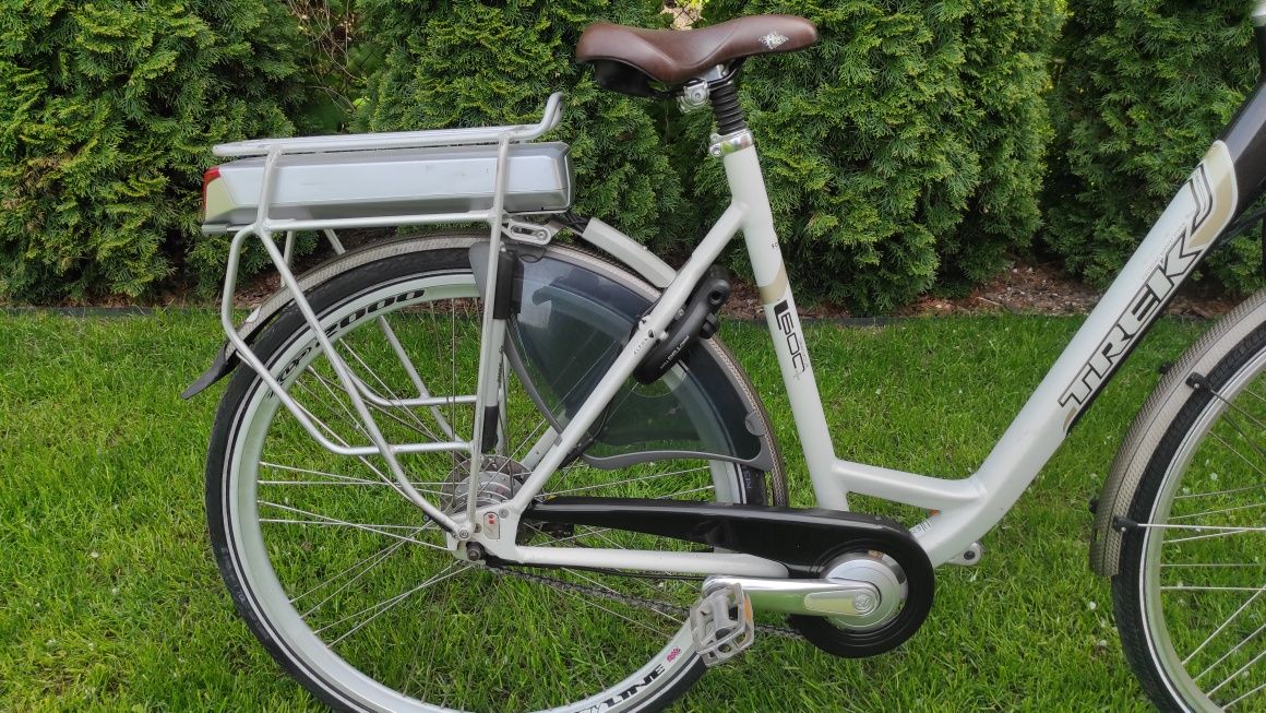 Fajny biały rower elektryczny Trek Navigator  L600+
