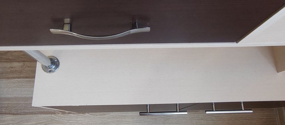 Світла прихожка з дзеркалом