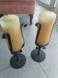 Castiçais de mesa com velas em ferro.