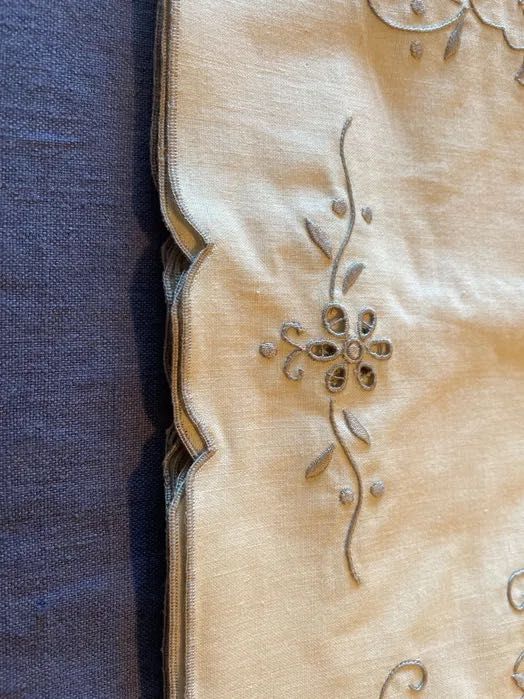 12 individuais bordados à mão