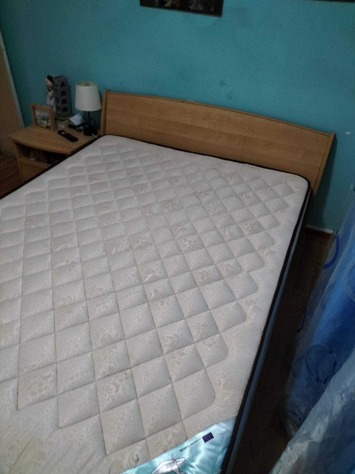 Cama com duas mesas de cabeceira