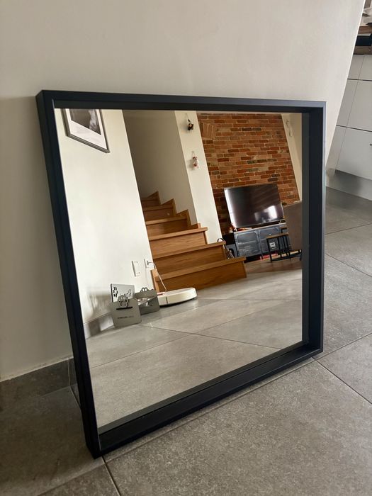 Lustro w czarnej ramie 65x65cm