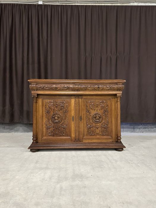 Антикварний різьблений комод. Франція.