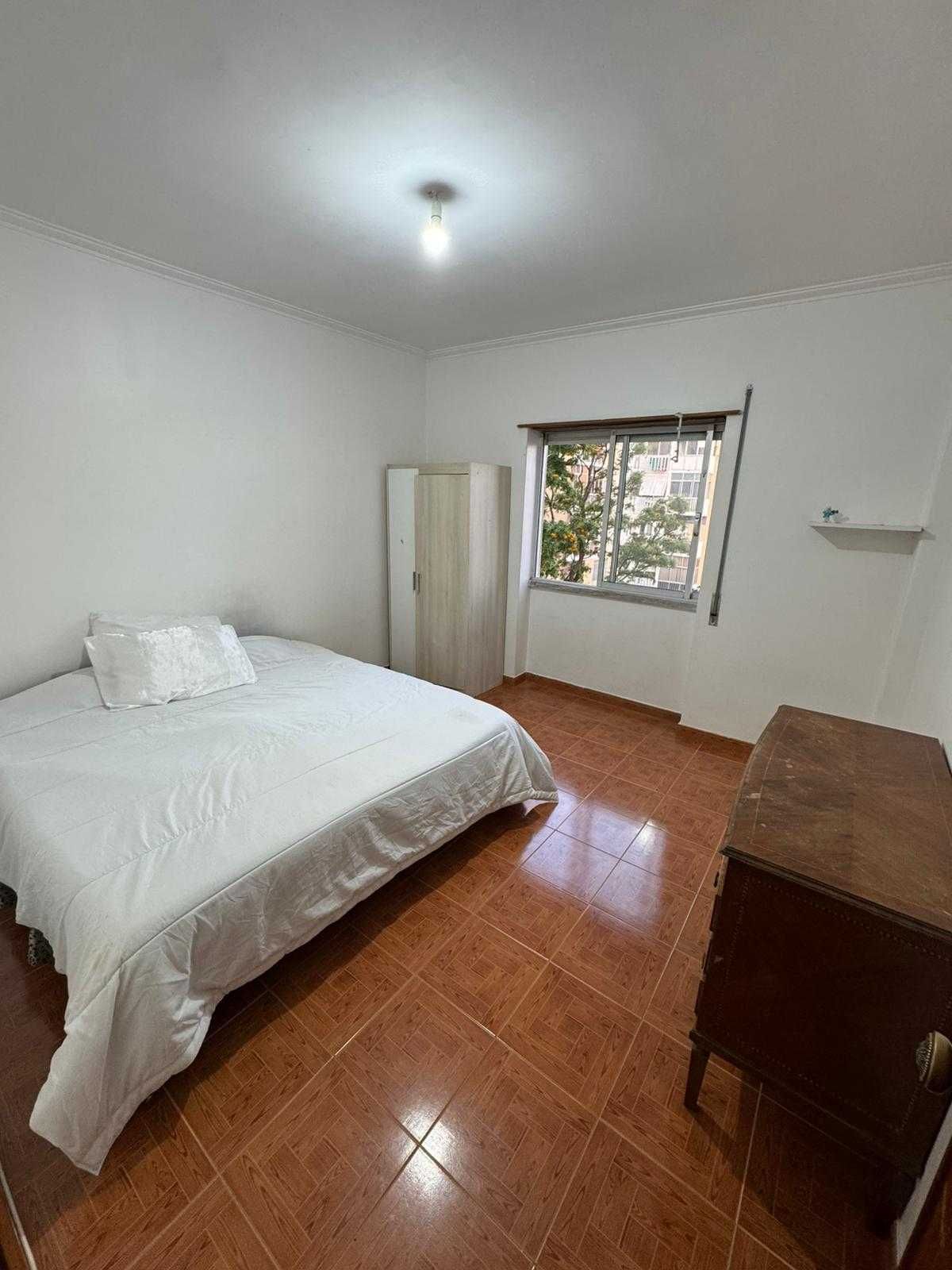 Apartamento com 3 quartos mobilado metro e comboio a porta Lisboa