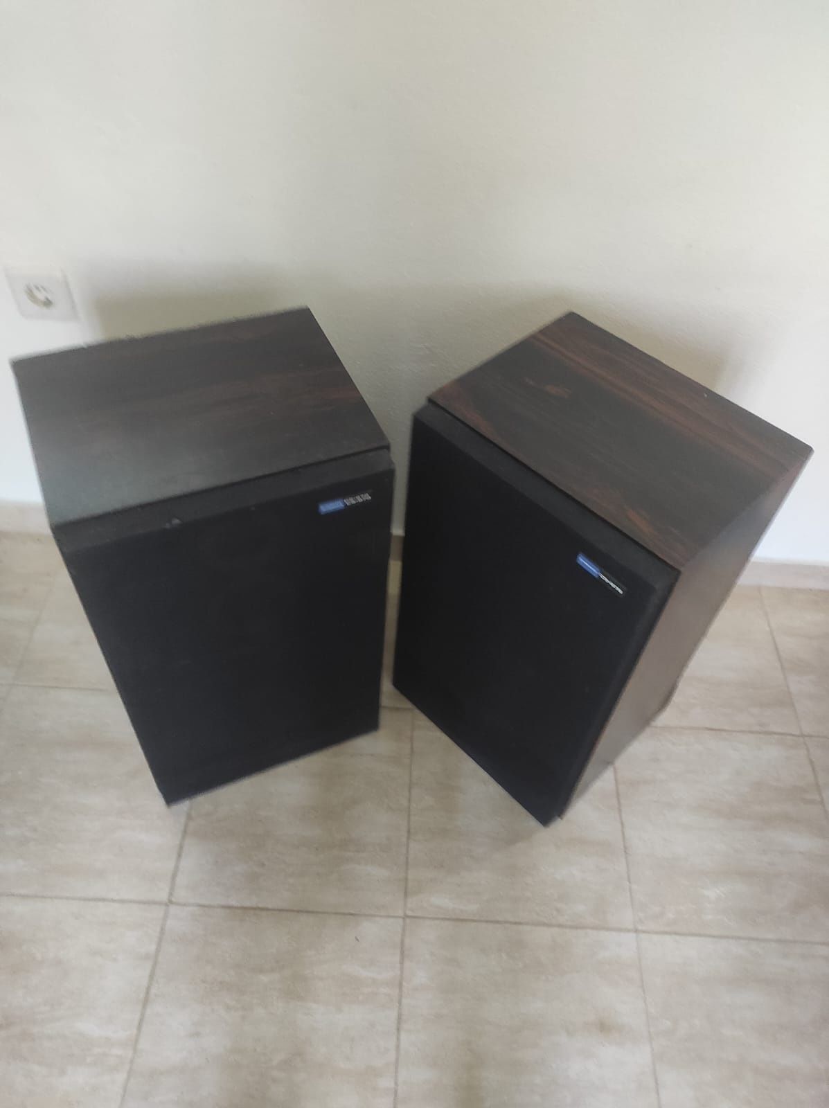 Aparelhagem Pioneer com gira discos, colunas e móvel