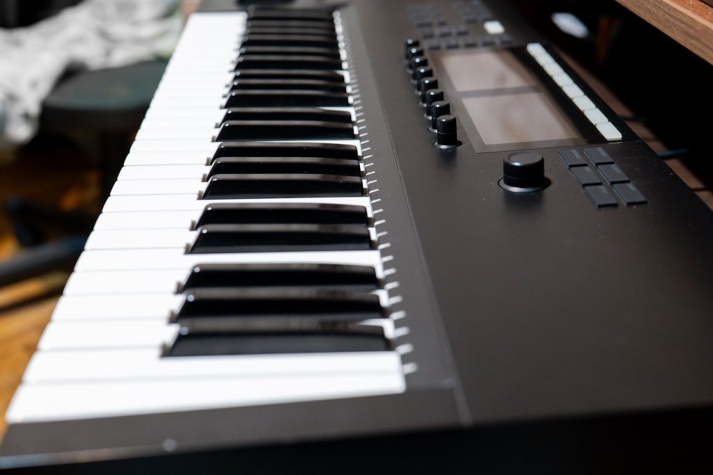 Продам миди клавиатуру Native Instruments KOMPLETE Kontrol S49 MK2