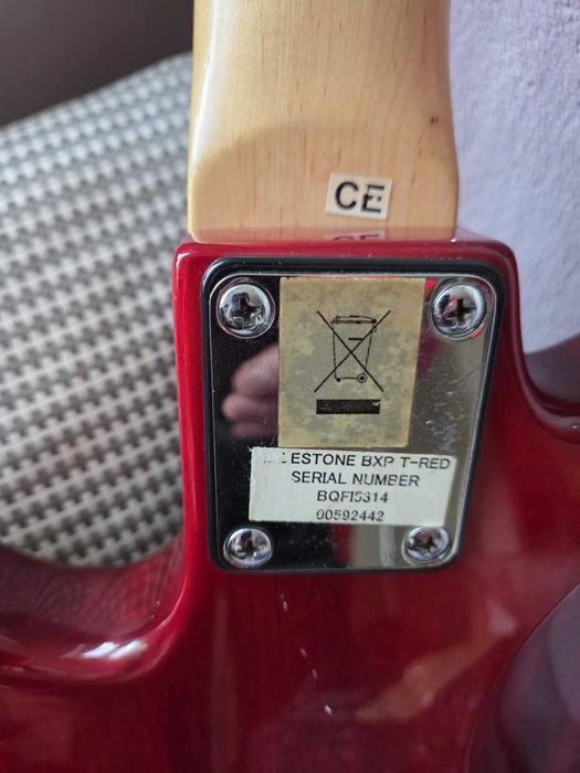 Gitara basowa Peavey Milestone - BXP, 4struny,kolor Red.