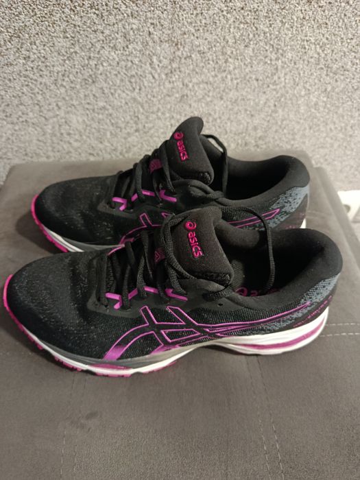 Продам жіночі кросівки в чудовому стані!