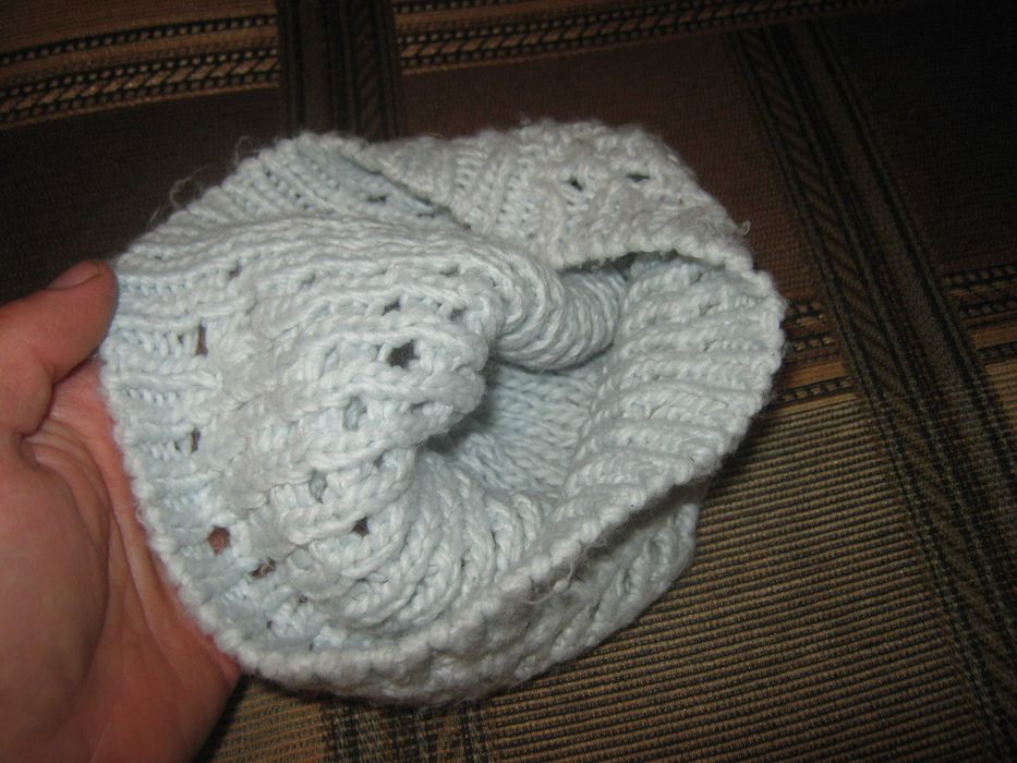 Вязаная женская шапка