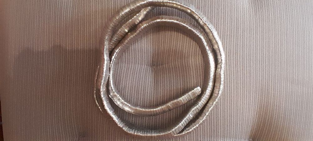 Colar e pulseira prateada ajustável