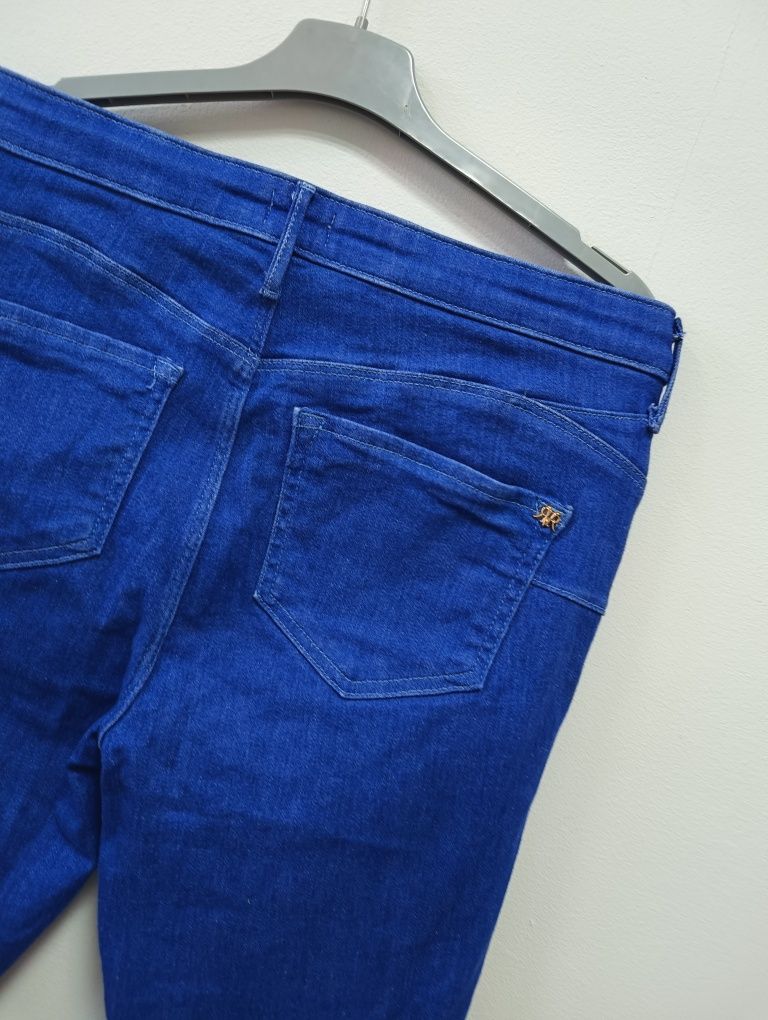 Niebieskie jeansy rurki spodnie z dziurami