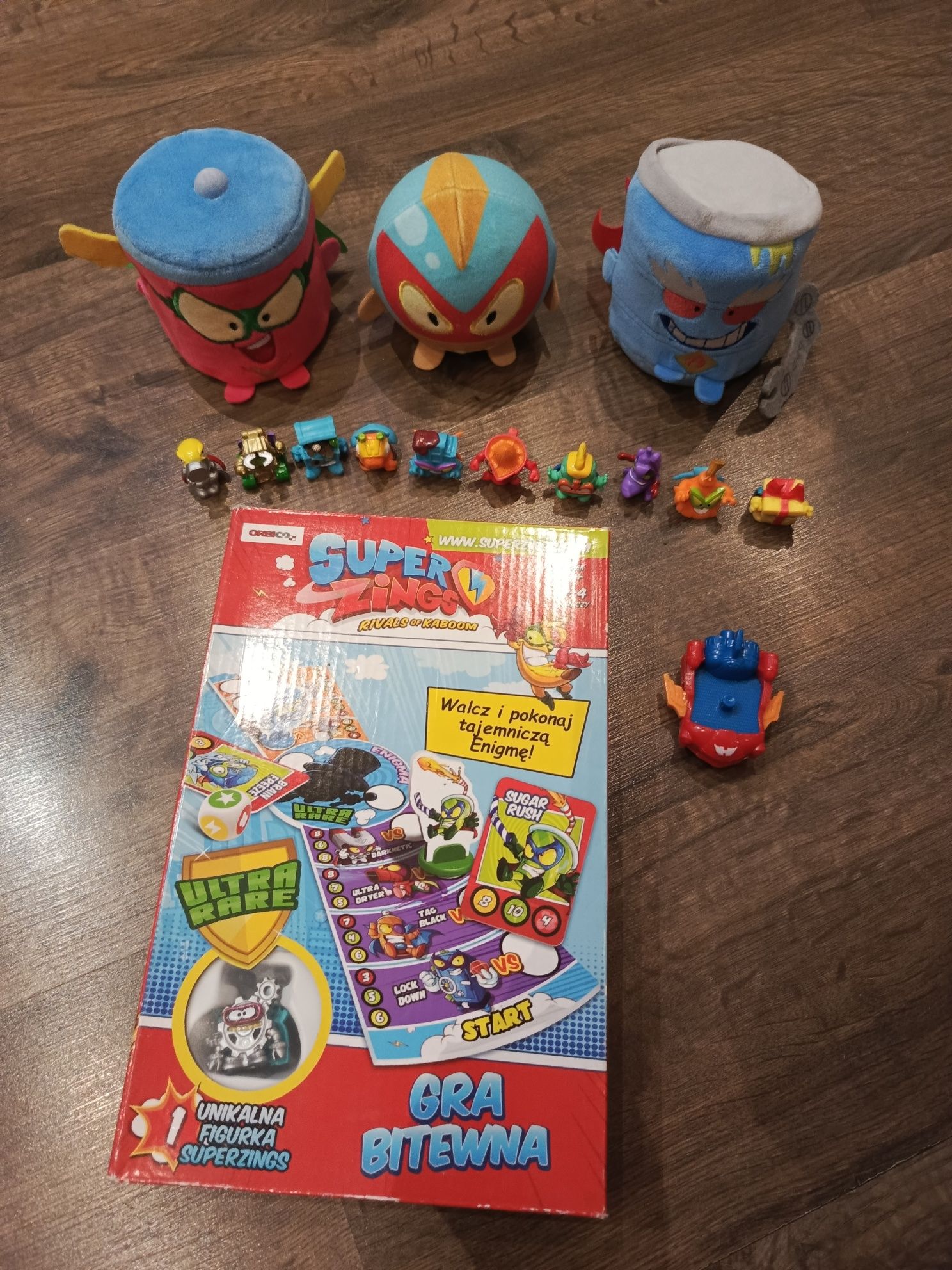 Super zings zestaw : gra z figueką + 10 figurek + pojazd + 3 pluszaki