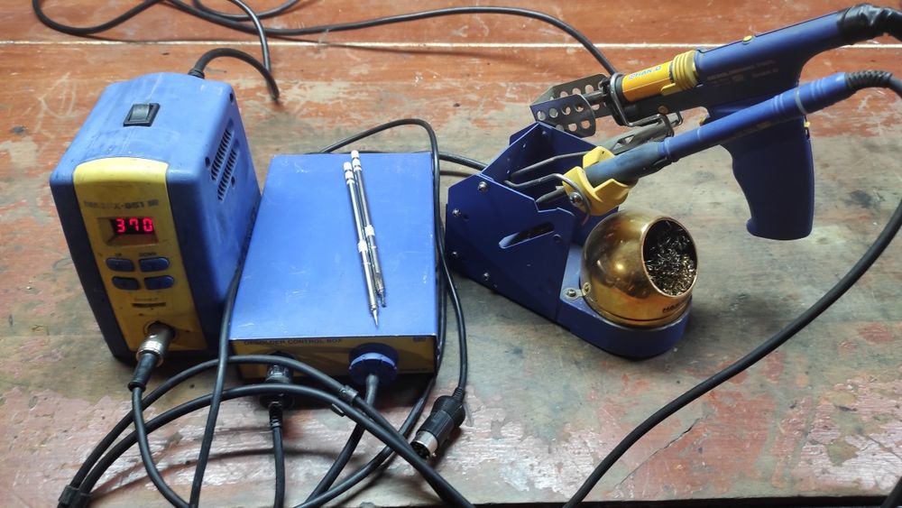 Stacja lutownicza Hakko FX-951 z odsysaczką.