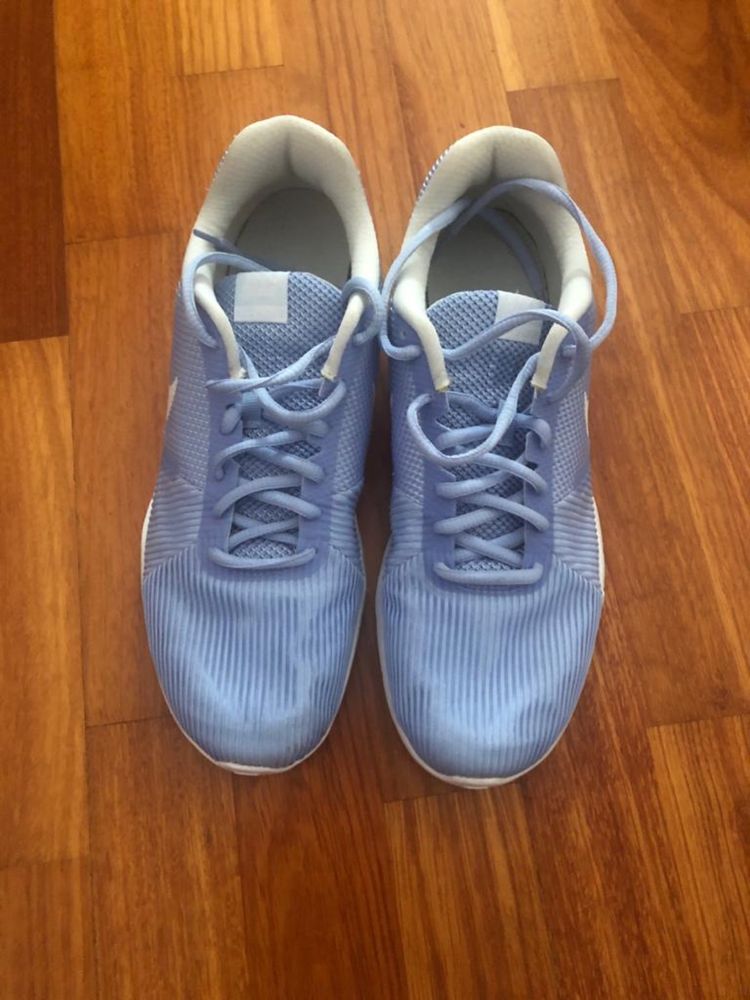 Ténis Nike Flex azul claro