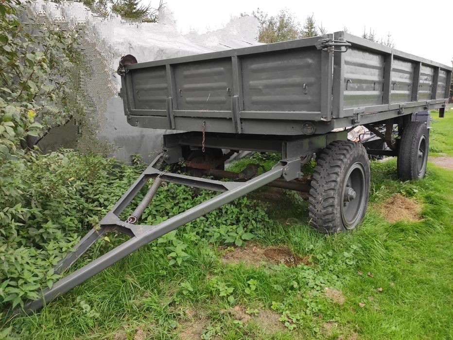 Duża porządna przyczepa rolnicza sztywna