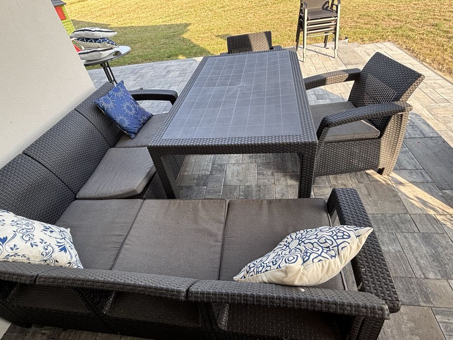 Meble ogrodowe z duzym stołem