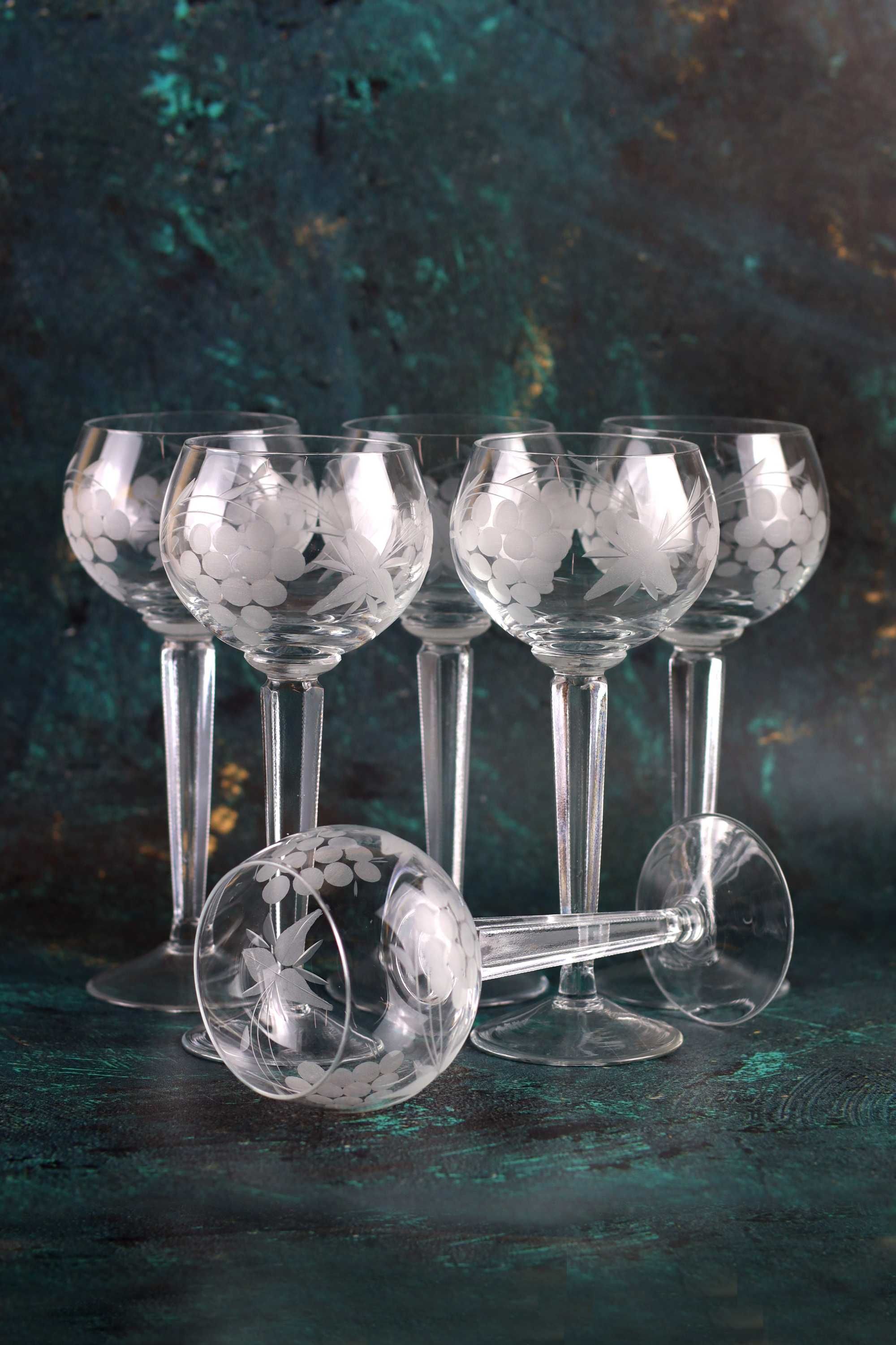 Zestaw sześciu szklanych kieliszków kieliszki szklane vintage prl