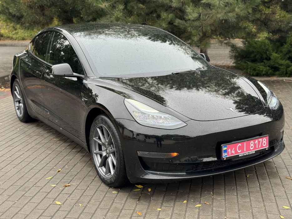 Tesla model 3 2023 рік
