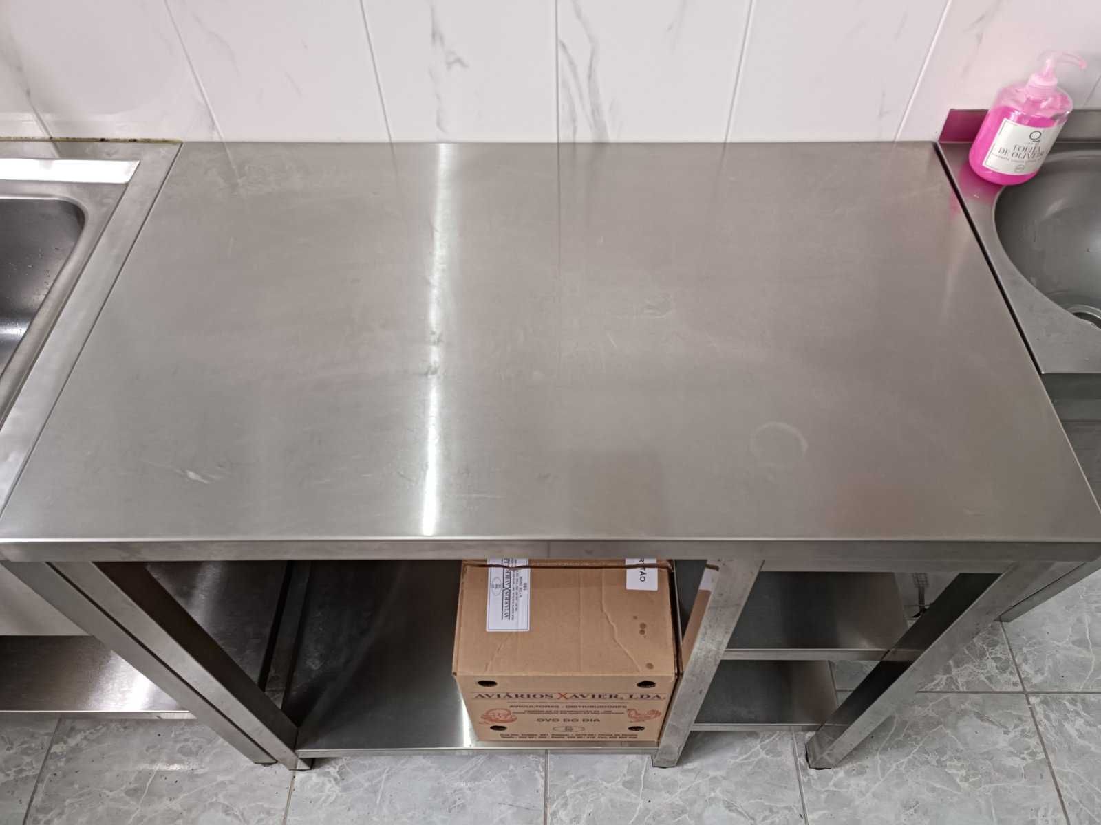 Mesa ou Bancada. INOX.