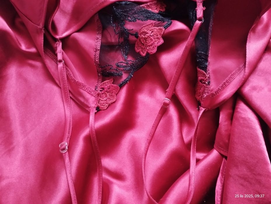 Czerwona halka z czarną koronką M