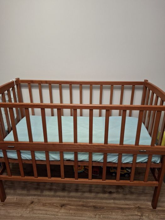 Дитяче ліжечко з балдахіном,матрасом боковинками і постільним