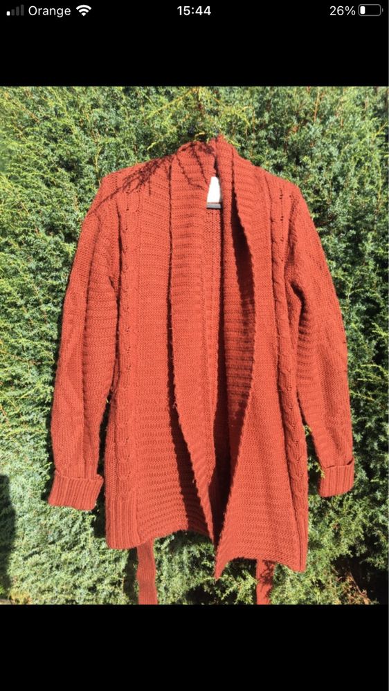 Długi rozpinany rudy sweter z warkoczem