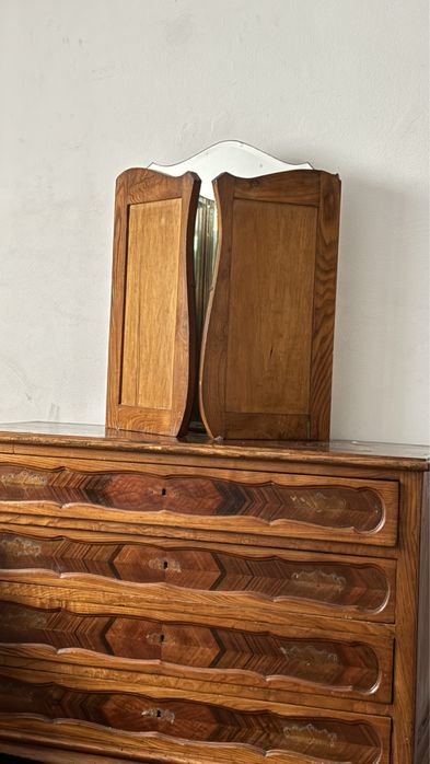 PREÇO NEGOCIÁVEL - Cómoda Antiga em Madeira Maciça + Espelho Vintage