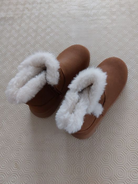Botas com pelo para menina tamanho 28, novas!