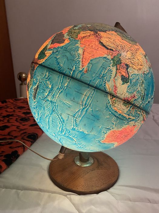 Globo terrestre muito antigo, com luz