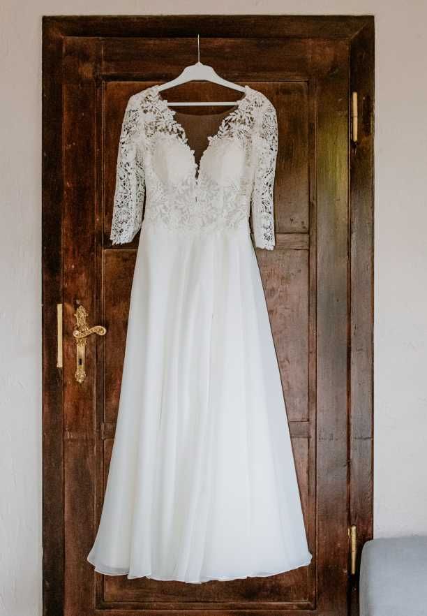Piękna suknia ślubna z gipiurą
