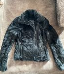 Armani Jeans krótkie syntetyczne czarne futerko rozmiar S/36/iT40