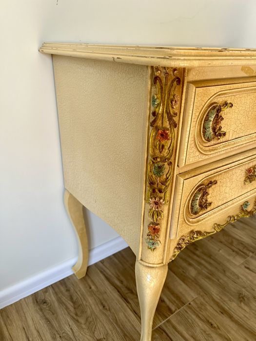 Тумбочка у венеціанському стилі