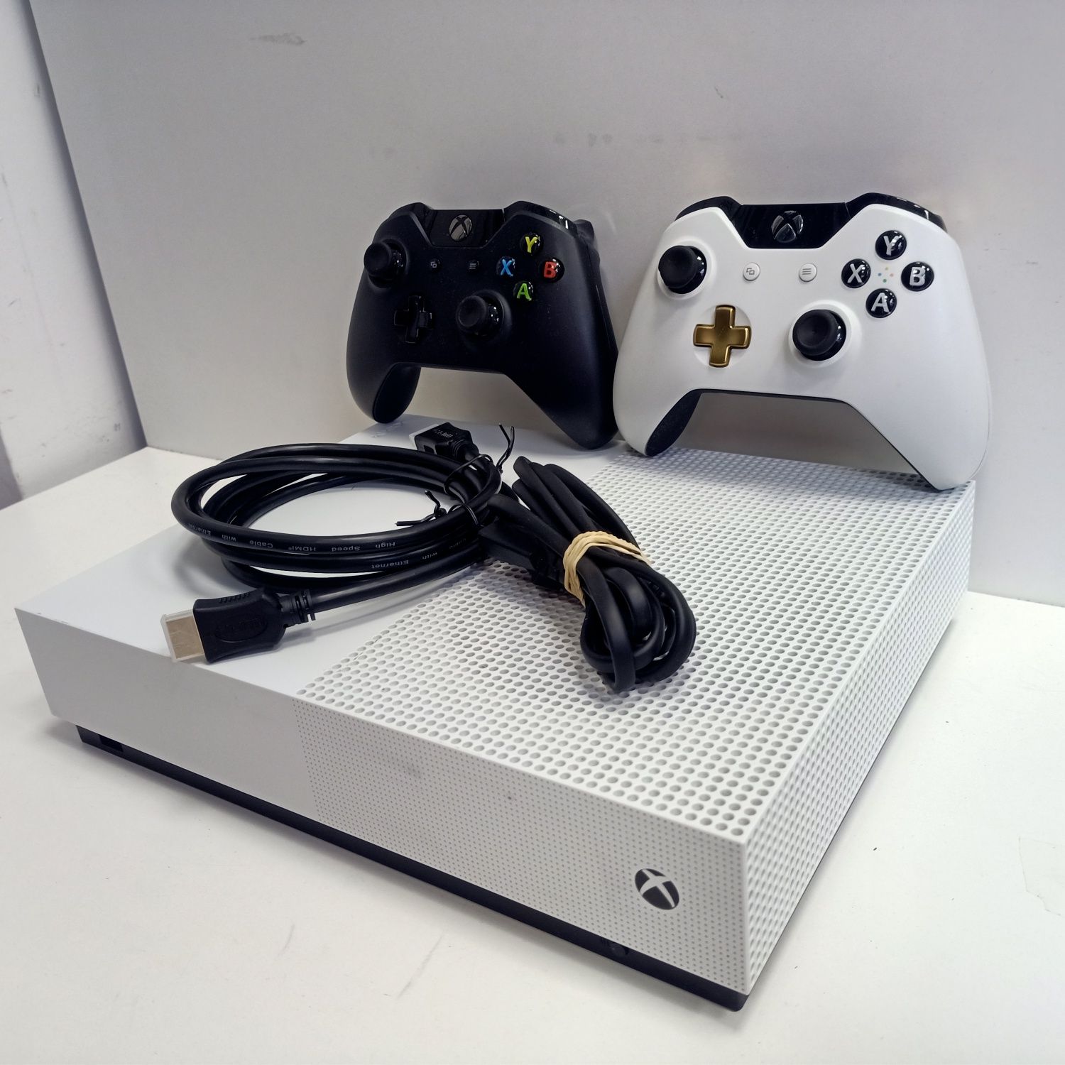 Xbox one s all digital 1 TB+2 pady org.